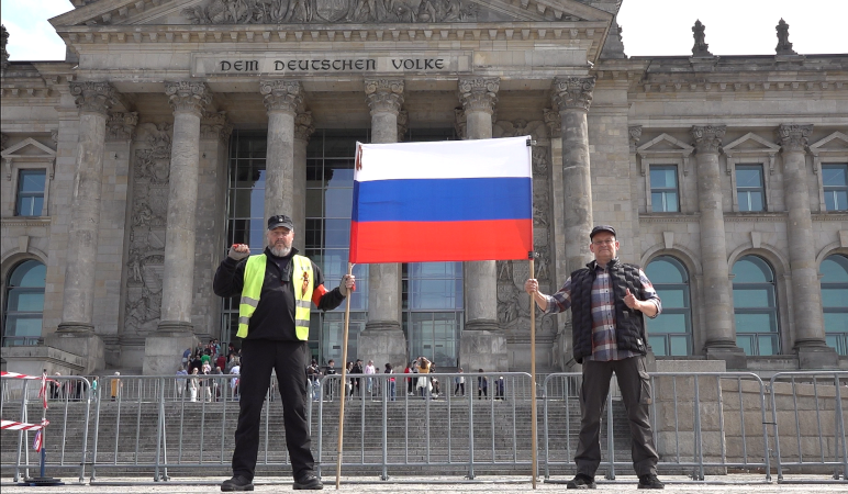 Russische Nationalhymne mitten im Zentrum des Bösen! Reichstag Berlin 18.04.2026