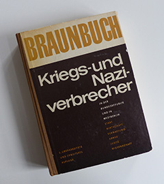 Das in der DDR herausgegebene "Braunbuch" listete mutmaßliche NS-Täter in wichtigen Funktionen in der BRD auf.